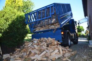 Brennholztransport / Brennholzanlieferung mit Lkw
