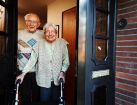 Älteres Ehepaar öffnet die Haustür
