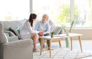Pflegekraft mit älterer Frau zuhause