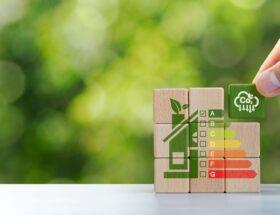 Nachhaltiges Haus mit Energieeffizienz-Skala und CO₂-Reduktion.