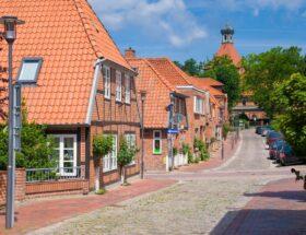 Historische Straße mit roten Backsteinhäusern in Oldenburg Holstein – attraktives Wohnumfeld für Käufer laut Immobilienmakler Oldenburg Holstein