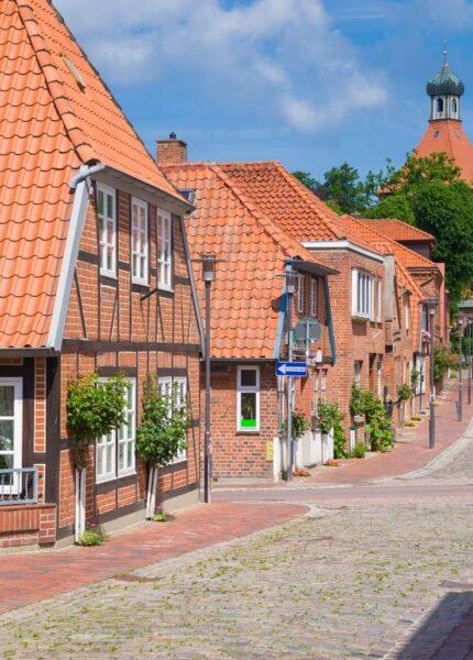 Historische Straße mit roten Backsteinhäusern in Oldenburg Holstein – attraktives Wohnumfeld für Käufer laut Immobilienmakler Oldenburg Holstein