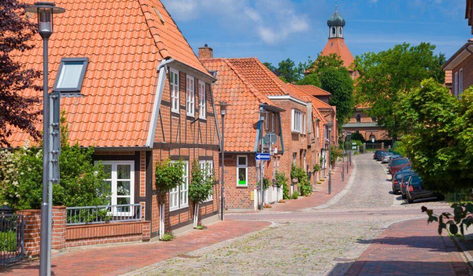 Historische Straße mit roten Backsteinhäusern in Oldenburg Holstein – attraktives Wohnumfeld für Käufer laut Immobilienmakler Oldenburg Holstein