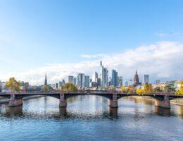 Skyline einer deutschen Grossstadt mit Fluss und Bruecke, symbolisch fuer urbane Wasserwirtschaft und die Rolle des Stauraumkanals bei der Stadtplanung